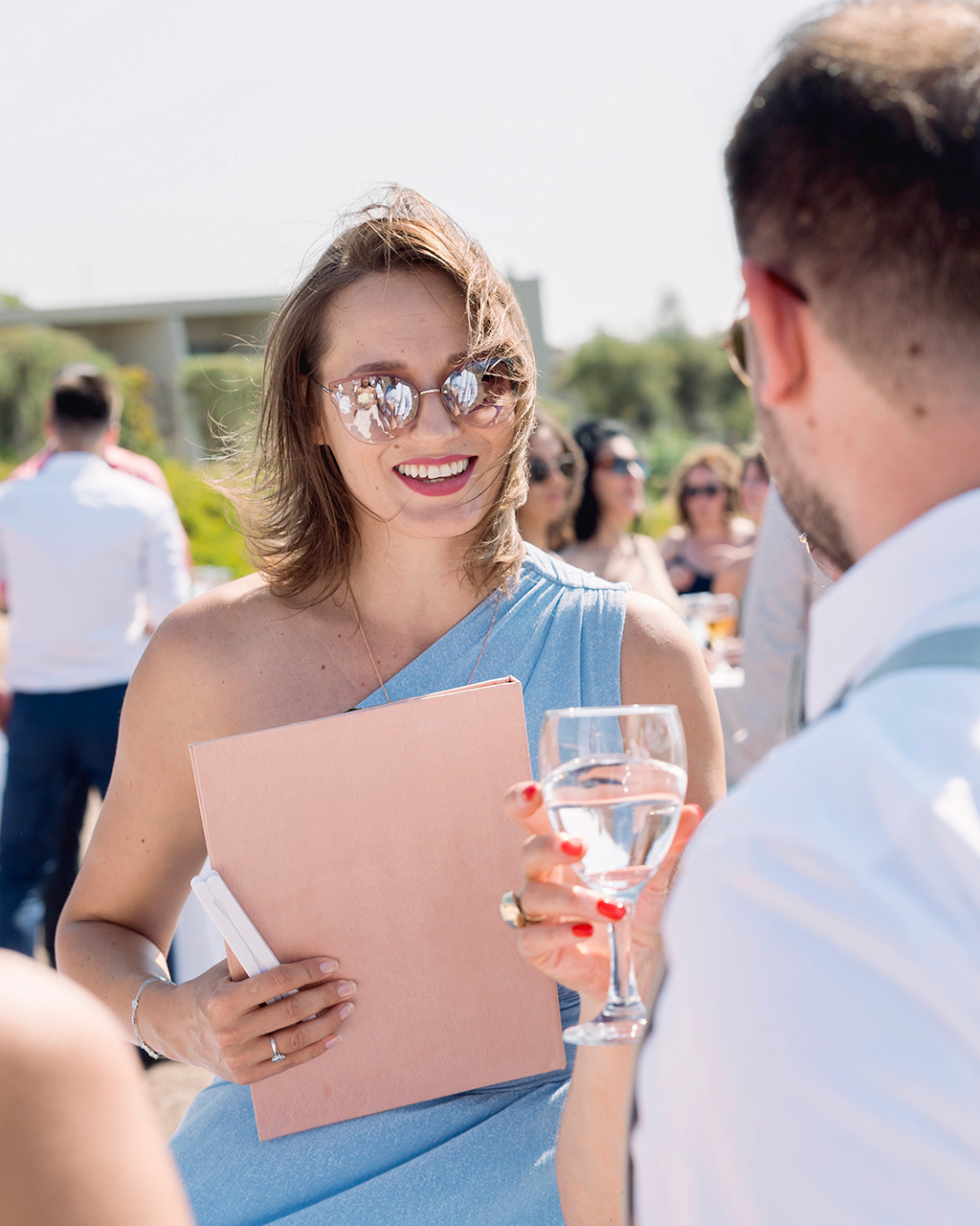The host communicates with the groom during the wedding